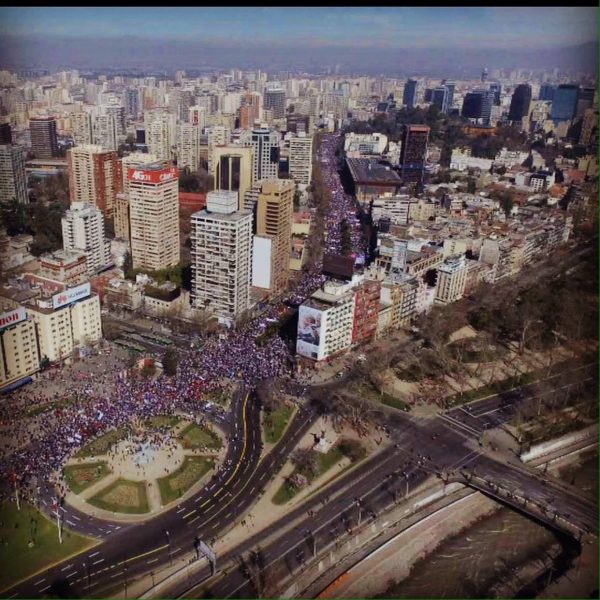 La postal que dejó la marcha contra las AFP con miles de personas en la Alameda La postal que dejó la marcha contra las AFP con miles de personas en la Alameda