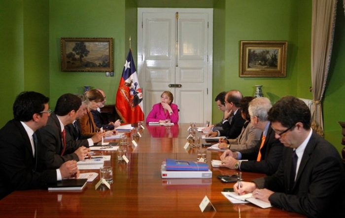 Dirigentes de la Nueva Mayoría instan a Bachelet a realizar un cambio de gabinete Dirigentes de la Nueva Mayoría instan a Bachelet a realizar un cambio de gabinete