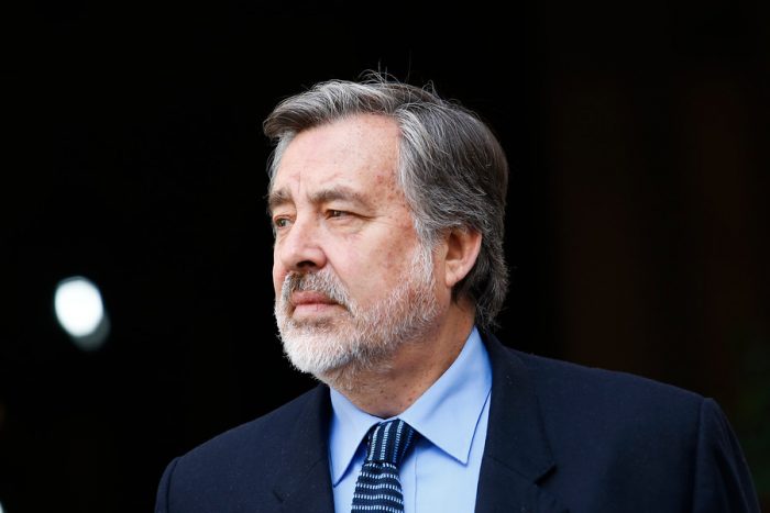 Guillier coquetea con el traje de candidato y fustiga el poder político de las AFP Guillier coquetea con el traje de candidato y fustiga el poder político de las AFP