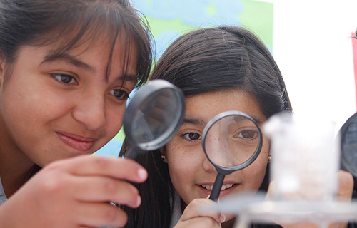 Niñas, Ciencia y Tecnología: Un vínculo que rompe las brechas de género Niñas, Ciencia y Tecnología: Un vínculo que rompe las brechas de género