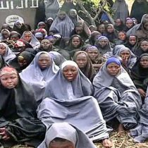 Boko Haram muestra en un vídeo niñas de Chibok y dice que algunas han muerto