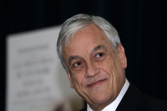 El «libro blanco» de Piñera venía con letra chica: vocero de gobierno dice que «es un CD sin información» El
