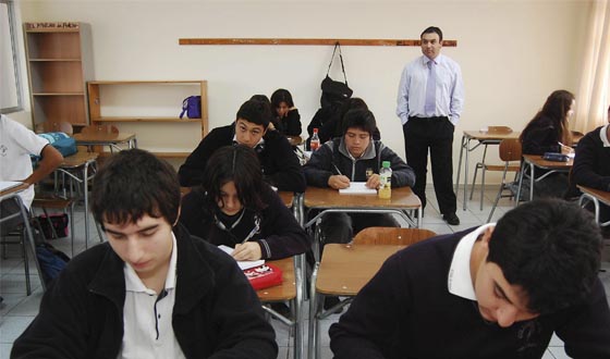 Premios Nacionales de Historia rechazan el cambio curricular: “Estamos ante una tentativa de adecuar la Educación Media a las necesidades del sistema capitalista neoliberal” Premios Nacionales de Historia rechazan el cambio curricular: “Estamos ante una tentativa de adecuar la Educación Media a las necesidades del sistema capitalista neoliberal”