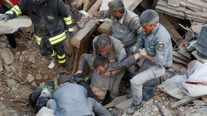 Pueblos fantasma y sobrevivientes en vela tras sismo en el corazón de Italia