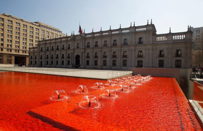 La intervención urbana que «marcó» de rojo sangre las piletas de La Moneda La intervención urbana que «marcó» de rojo sangre las piletas de La Moneda