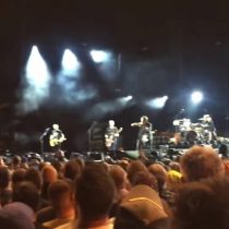 [VIDEO] Eddie Vedder echó a un fan en pleno concierto por agredir a una mujer