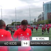 [VIDEO] Arturo Vidal y Xavi Alonso juegan un partido contra 40 niños en tour de verano del Bayern Munich