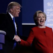 Clinton y Trump intercambian duros golpes en un hosco primer debate