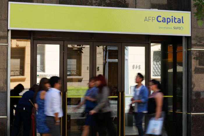 AFP Capital revuelve el gallinero en el debate previsional: propone que afiliados puedan retirar porcentaje de sus fondos tras 10 años de cotización
