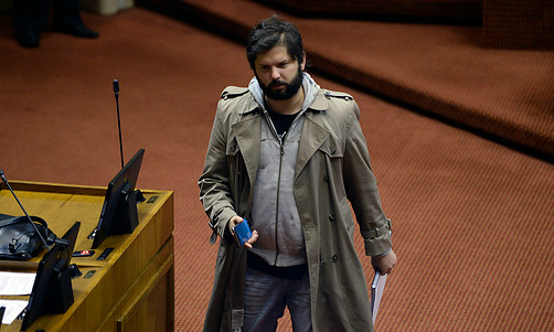 Gabriel Boric acusa “oportunismo pequeño” tras críticas por su apoyo a minuto de silencio Gabriel Boric acusa