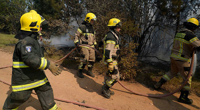 Trabajadores voluntarios de bomberos podrán acudir a llamados de emergencia e incendios durante su jornada