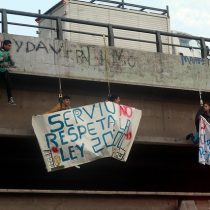 [FOTOS] Manifestantes contra el Serviu se cuelgan de autopista en  Avenida Grecia