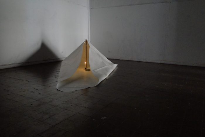 Artista explora las diferentes dimensiones de un sobre de papel Artista explora las diferentes dimensiones de un sobre de papel