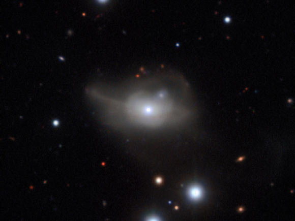 Astrónomos descubren agujero negro que arrastra a una galaxia a la oscuridad