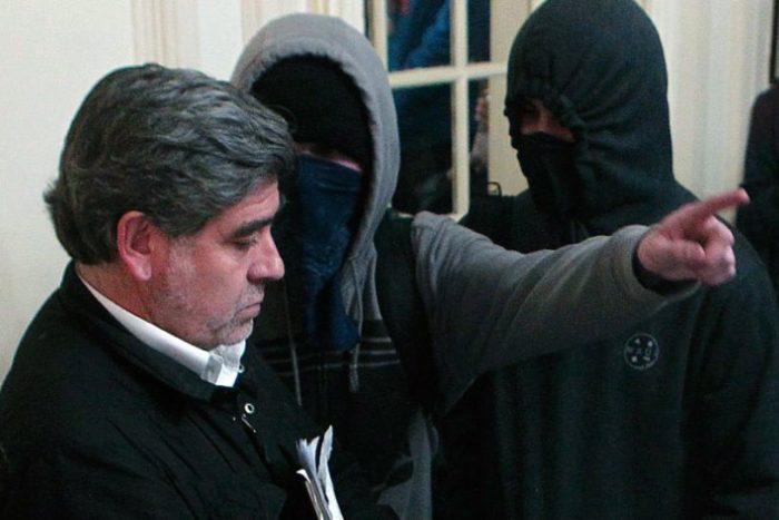 Cinco estudiantes de la UA Hurtado son formalizados por desórdenes públicos tras funar y encerrar al rector y a funcionarios en sus oficinas Cinco estudiantes de la UA Hurtado son formalizados por desórdenes públicos tras funar y encerrar al rector y a funcionarios en sus oficinas