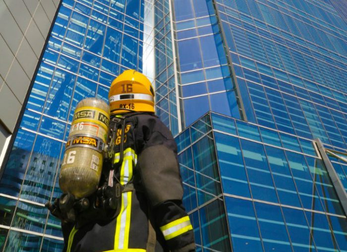 500 bomberos subirán los 1.800 escalones del Costanera Center en una “carrera por la vida” 500 bomberos subirán los 1.800 escalones del Costanera Center en una “carrera por la vida”