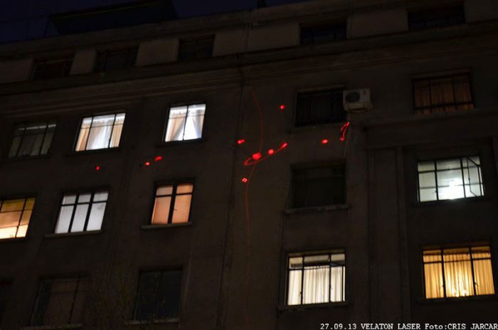 Velatón Laser vuelve a iluminar con arte las huellas de las balas en Paseo Bulnes Velatón Laser vuelve a iluminar con arte las huellas de las balas en Paseo Bulnes