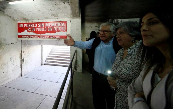 Ministros visitan sitios de memoria a 43 años del golpe de Pinochet