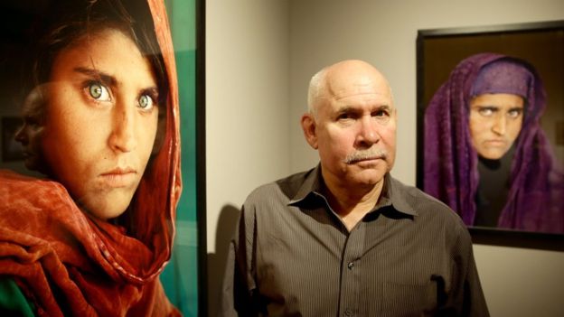 Por qué Pakistán encarceló a la mujer de la famosa foto de la «niña afgana» que apareció en National Geographic en 1985 Por qué Pakistán encarceló a la mujer de la famosa foto de la