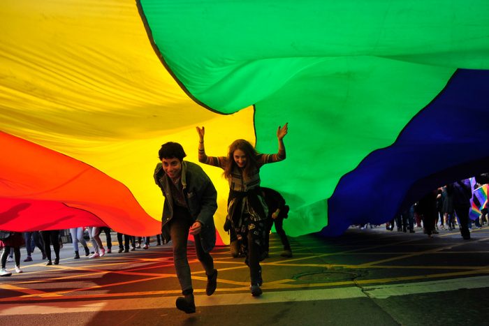 Encuesta Casen muestra que homosexuales y bisexuales superan niveles de escolaridad, ingresos y participación laboral Encuesta Casen muestra que homosexuales y bisexuales superan niveles de escolaridad, ingresos y participación laboral