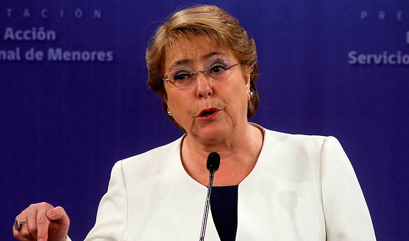 Bachelet abre cuenta de Twitter y felicita a Santos por el Nobel Bachelet abre cuenta de Twitter y felicita a Santos por el Nobel