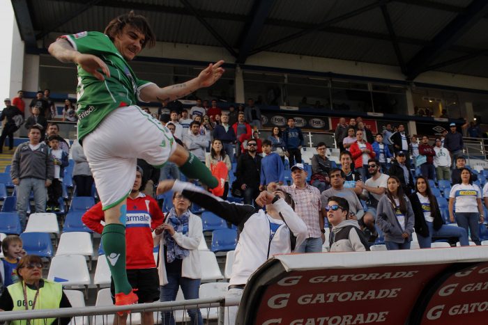 Delantero de Audax Italiano es detenido por lanzar patada a hincha de la UC Delantero de Audax Italiano es detenido por lanzar patada a hincha de la UC