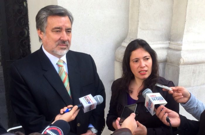 Guillier entra en la batalla por TVN y respalda agenda para «democratizar» directorio de la estación pública Guillier entra en la batalla por TVN y respalda agenda para