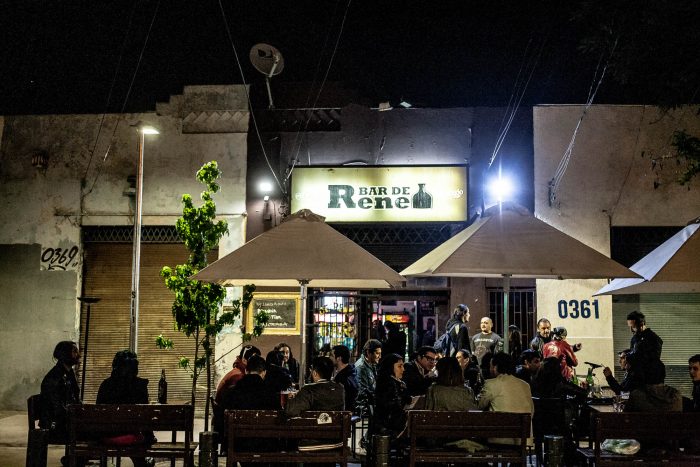 El Bar de René: 20 años de noches de rock en pleno Providencia El Bar de René: 20 años de noches de rock en pleno Providencia