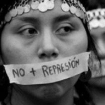 Colegio Médico apunta a Gendarmería por caso de mapuche que dio a luz engrillada y califica la situación como “trato indigno y falta de respeto”