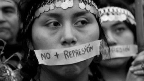 Colegio Médico apunta a Gendarmería por caso de mapuche que dio a luz engrillada y califica la situación como “trato indigno y falta de respeto” Colegio Médico apunta a Gendarmería por caso de mapuche que dio a luz engrillada y califica la situación como “trato indigno y falta de respeto”