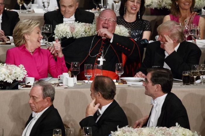 Clinton y Trump intercambian bromas y comentarios ácidos en cena de caridad Clinton y Trump intercambian bromas y comentarios ácidos en cena de caridad