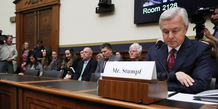 CEO de Wells Fargo se ve obligado a renunciar bajo presión tras escándalo de cuentas falsas CEO de Wells Fargo se ve obligado a renunciar bajo presión tras escándalo de cuentas falsas