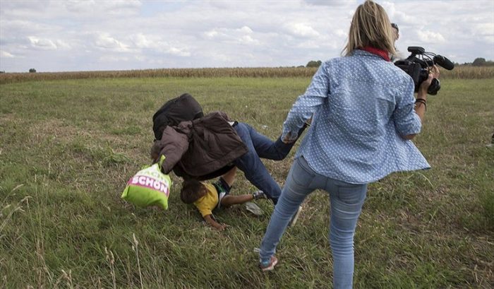 Reportera que pateó e hizo una zancadillas a refugiados: gana un premio Reportera que pateó e hizo una zancadillas a refugiados: gana un premio
