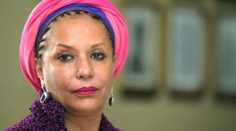 Ex senadora partidaria de la FARC es retenida en el aeropuerto por la PDI Ex senadora partidaria de la FARC es retenida en el aeropuerto por la PDI