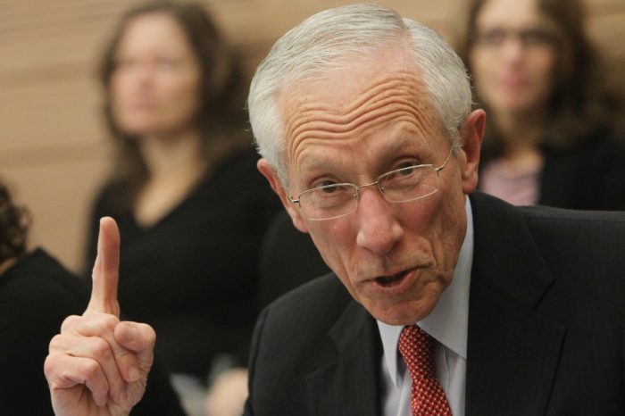 Stanley Fischer, vicepresidente de la Reserva Federal, se suma a los que estiman que es hora que el gobierno abra la billetera para combatir bajo crecimiento Stanley Fischer, vicepresidente de la Reserva Federal, se suma a los que estiman que es hora que el gobierno abra la billetera para combatir bajo crecimiento