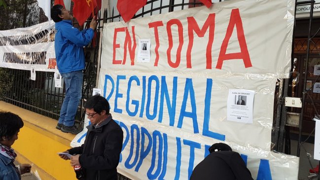 Trabajadores del Sename se toman oficina de Ñuñoa como gesto de solidaridad Trabajadores del Sename se toman oficina de Ñuñoa como gesto de solidaridad