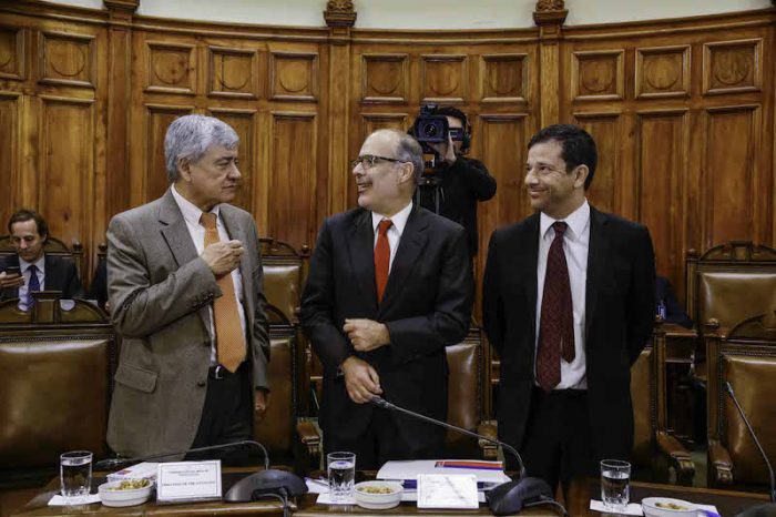 Hacienda revela que presupuesto 2017 será financiado con hasta US$ 11.500 millones de deuda y resultará en que Chile pierda su rol de ser el único acreedor neto de la región