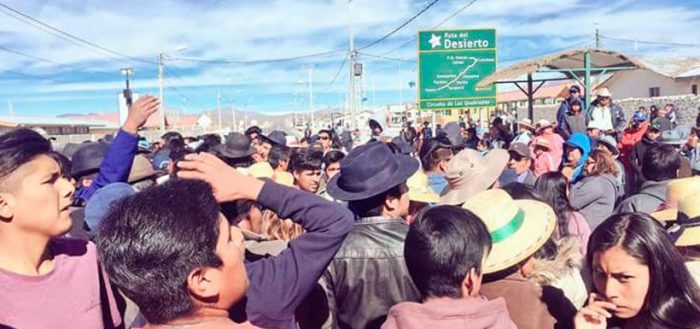 Cien personas se toman local de votación en Colchane en protesta por acarreo de electores Cien personas se toman local de votación en Colchane en protesta por acarreo de electores