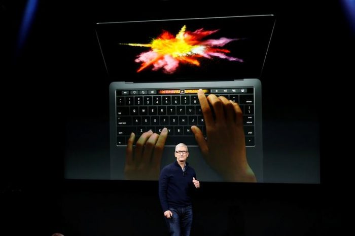 Apple confirma rumores y presenta su nuevo MacBook con lector de huellas y barra táctil en el teclado Apple confirma rumores y presenta su nuevo MacBook con lector de huellas y barra táctil en el teclado