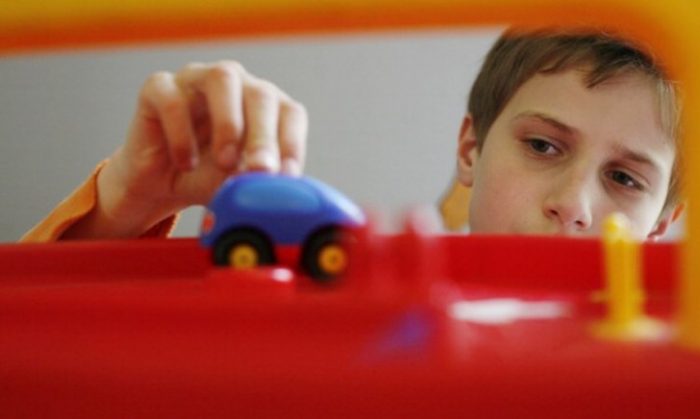 Enseñar a los padres a conectar con sus hijos autistas mejora los síntomas