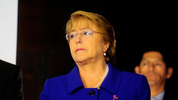 Error de Bachelet marca primeras horas de votación: se fue sin firmar libro y tuvo que devolverse Error de Bachelet marca primeras horas de votación: se fue sin firmar libro y tuvo que devolverse