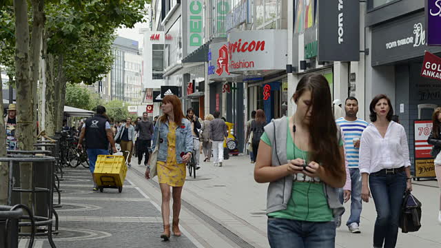 Siempre un poquito distintos: Cómo se viste la gente común en Berlín Siempre un poquito distintos: Cómo se viste la gente común en Berlín
