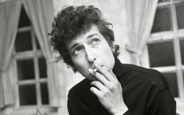 Mientras unos aplauden otros rechazan el premio a Dylan y califican a la Academia de «hippies seniles y trasnochados» Mientras unos aplauden otros rechazan el premio a Dylan y califican a la Academia de «hippies seniles y trasnochados»