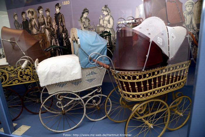 Bebés sobre ruedas: museo alemán presenta un siglo de cochecitos Bebés sobre ruedas: museo alemán presenta un siglo de cochecitos