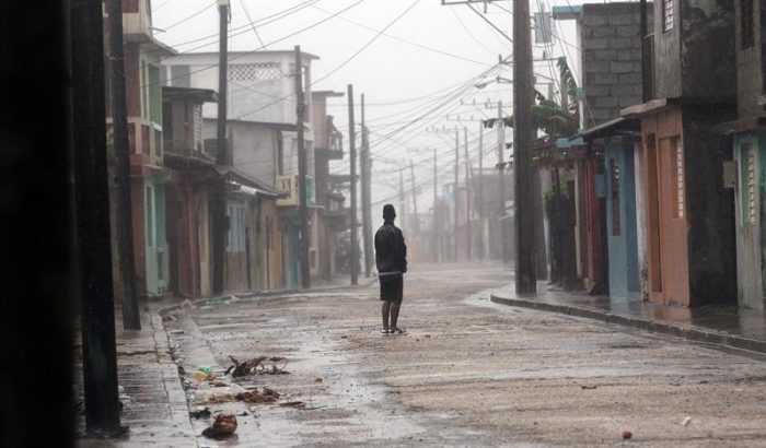 La paciencia, el mejor recurso del cubano para capear el temporal de Matthew La paciencia, el mejor recurso del cubano para capear el temporal de Matthew