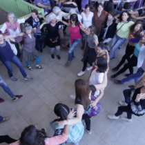 [VIDEO C+C] Fundación Mustakis celebra 20 años con flashmob en la Vega al ritmo de la música de Zorba el griego