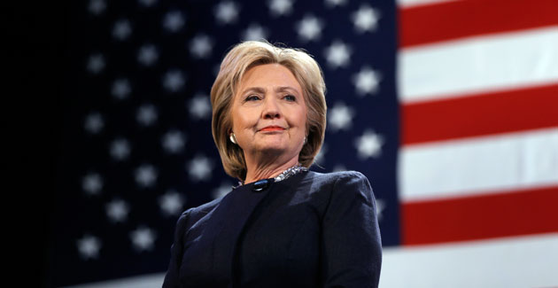 Clinton es la primera candidata en votar