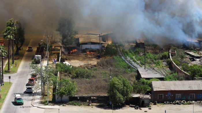 Incendio fuera de control en Vallenar: 12 viviendas alcanzadas en sector de Chamonate Incendio fuera de control en Vallenar: 12 viviendas alcanzadas en sector de Chamonate