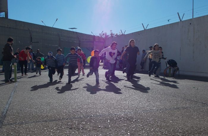 Los niños Invisibles: cárcel, pobreza y exclusión en Chile Los niños Invisibles: cárcel, pobreza y exclusión en Chile