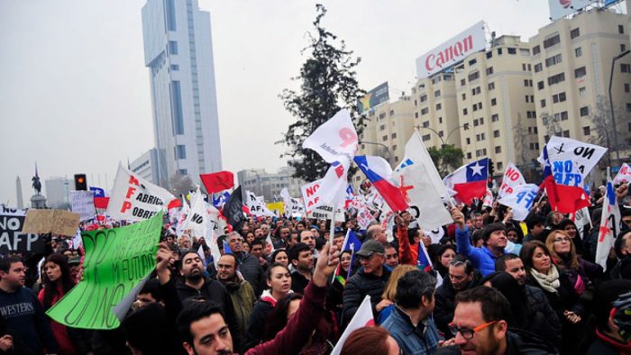 Bajo la lluvia miles de chilenos salen nuevamente a la calle para marchar contra las AFP Bajo la lluvia miles de chilenos salen nuevamente a la calle para marchar contra las AFP